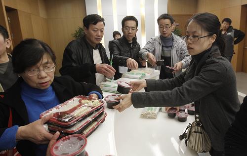 11月16日,工作人員在向因火災(zāi)被臨時安置的市民發(fā)放午餐。新華社記者 裴鑫 攝