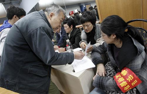 11月16日,因火災(zāi)被臨時安置的市民在火災(zāi)善后處理接待處登記信息。新華社記者 裴鑫 攝