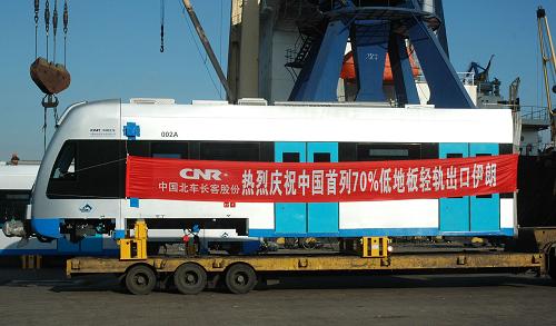 11月15日,由中國(guó)北車(chē)下屬長(zhǎng)春軌道客車(chē)股份有限公司研制的首列70%低地板輕軌在大連港裝船啟運(yùn),出口伊朗。該車(chē)最高運(yùn)行時(shí)速為80公里,車(chē)輛全長(zhǎng)29.7米,寬2.65米。低地板結(jié)構(gòu)是指車(chē)輛地板距離軌道面小于400毫米的輕軌車(chē)輛;70%低地板結(jié)構(gòu),即車(chē)輛低地板區(qū)域能夠達(dá)到車(chē)輛客室面積的70%。采用低地板車(chē)輛裝備的輕軌,不僅方便乘車(chē)上下車(chē),而且降低了線(xiàn)路造價(jià)。新華社發(fā)(劉新娜攝)