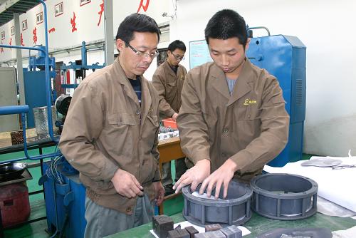 11月15日,內(nèi)蒙古蒙稀磁業(yè)公司技術(shù)人員正在工作。新華社記者 李云平 攝