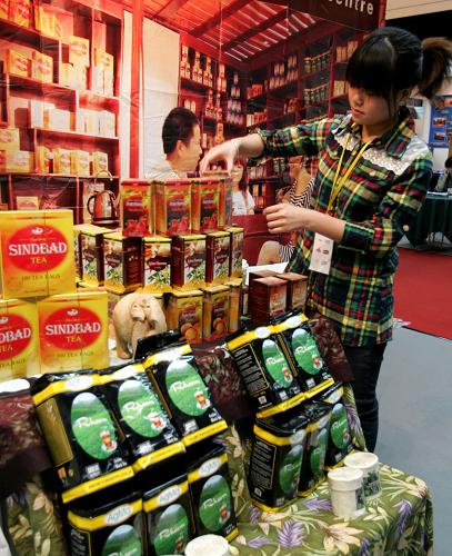 12月1日,工作人員在2010年中國(北京)國際食品博覽會上擺放紅茶。新華社發(fā)(趙冰 攝)