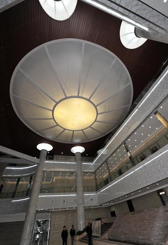 這是寧夏石嘴山市惠農(nóng)區(qū)太陽能光電一體化建筑——群眾文體活動中心室內(nèi)一角(1月5日攝)。新華社記者 劉泉龍 攝