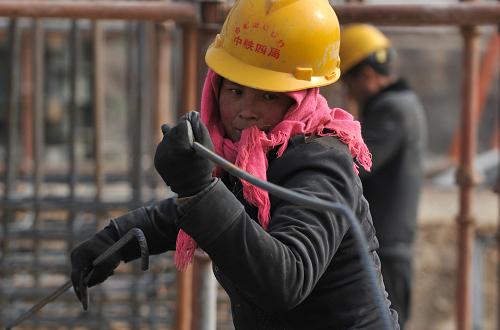 1月7日,一名建設(shè)者冒著寒風(fēng)在工地搬卸鋼筋。當(dāng)日,中國中鐵第四工程局的建設(shè)者在合肥南環(huán)線南站樞紐工地進(jìn)行基礎(chǔ)工程施工。三九寒冬到來,氣候驟降,負(fù)責(zé)合肥鐵路南站樞紐建設(shè)的中國中鐵第四工程局?jǐn)?shù)千名建設(shè)者仍然奮戰(zhàn)在工地一線,確保工程按期進(jìn)展。合肥南站樞紐將連接合(肥)寧(南京)高鐵、合(肥)武(漢)高鐵、合(肥)福(州)客運(yùn)專線、合肥蚌埠客運(yùn)專線等多條高速鐵路,成為安徽高速鐵路匯集中心。新華社記者 王雷 攝
