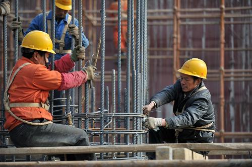 1月7日,中國中鐵第四工程局建設(shè)者進(jìn)行工程基礎(chǔ)施工。新華社記者 王雷 攝