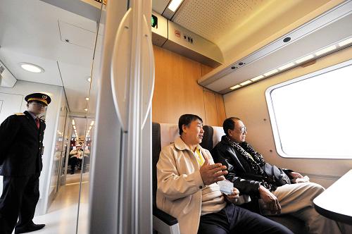1月7日,乘客乘坐在廣珠城際鐵路列車的雙人包廂內(nèi)。新華社記者 陳曄華 攝