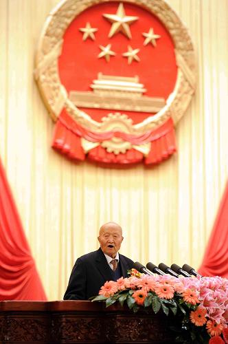 1月14日上午,中共中央、國務(wù)院在北京隆重舉行國家科學(xué)技術(shù)獎(jiǎng)勵(lì)大會(huì),黨和國家領(lǐng)導(dǎo)人胡錦濤、溫家寶、李長春、習(xí)近平、李克強(qiáng)出席大會(huì)。這是獲得2010年度國家最高科學(xué)技術(shù)獎(jiǎng)的師昌緒院士代表2010年度國家科學(xué)技術(shù)獎(jiǎng)勵(lì)獲獎(jiǎng)人員發(fā)言。 新華社記者 李濤 攝