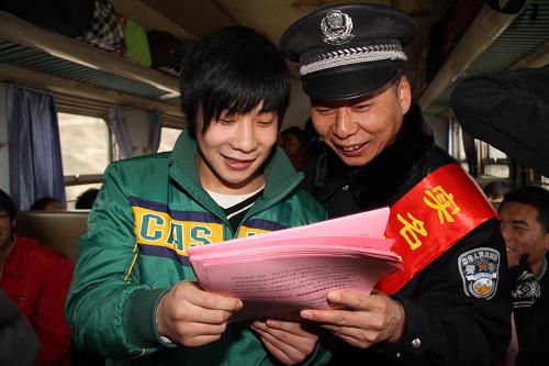 一名乘警正在向乘客宣傳實(shí)名制售票相關(guān)問題。2月5日至27日,南昌鐵路局在江西境內(nèi)的南昌、九江、萍鄉(xiāng)、鷹潭、上饒、贛州等6個(gè)車站試行火車票實(shí)名制售票。為了讓旅客了解實(shí)名制售票流程,消除旅客對(duì)實(shí)名制售票的疑慮,南昌乘警支隊(duì)抽調(diào)20名乘警組建10支實(shí)名制宣傳小分隊(duì),以列車為陣地,以進(jìn)出京、滬、穗和川渝方向列車為重點(diǎn)列車,為農(nóng)民工、學(xué)生等重點(diǎn)群體介紹實(shí)名制售票相關(guān)問題,并現(xiàn)場答疑解惑。新華社發(fā)(肖勇攝)