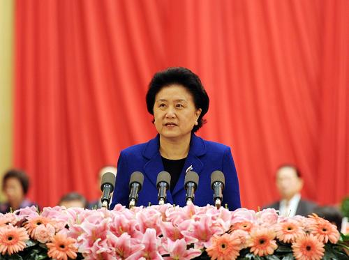 這是中共中央政治局委員、國務(wù)委員劉延?xùn)|宣讀《國務(wù)院關(guān)于2010年度國家科學(xué)技術(shù)獎(jiǎng)勵(lì)的決定》。 新華社記者 李濤 攝