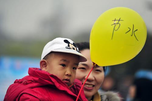 3月20日,兩歲半的懋懋小朋友和媽媽一起在濟(jì)南泉城廣場(chǎng)參加“世界水日”宣傳活動(dòng)。新華社發(fā)(崔健 攝)