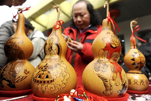 3月22日,民間藝人王高飛現(xiàn)場展示烙畫。新華社發(fā)