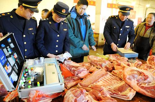 3月23日,連云港工商執(zhí)法人員在農(nóng)貿(mào)市場(chǎng)檢查商販出售豬肉的檢疫憑證。連日來(lái),江蘇連云港工商局開展“嚴(yán)查豬肉保民生”執(zhí)法行動(dòng),對(duì)轄區(qū)集貿(mào)市場(chǎng)、超市出售的豬肉進(jìn)行拉網(wǎng)式檢查,重點(diǎn)檢查病死畜禽非法交易、私屠濫宰、使用瘦肉精等禁用物質(zhì)以及注水等違法行為,切實(shí)維護(hù)豬肉市場(chǎng)消費(fèi)安全,讓市民吃上“放心肉”。新華社發(fā)(王春 攝)