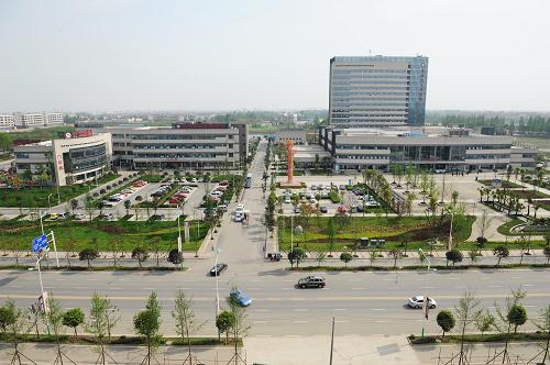建成后的崇州市人民醫(yī)院和婦幼保健院成為崇州市的標志性建筑(4月20日攝)。2008年汶川地震發(fā)生后,四川省崇州市人民醫(yī)院和婦幼保健院成為危房,醫(yī)生們只能在板房內(nèi)給患者看病和治療。重慶市政府出資2.8億元,按照一流的就醫(yī)環(huán)境和設(shè)備打造一流的醫(yī)院,于2010年9月建成并正式投入使用,崇州市67萬人的就醫(yī)環(huán)境得到改善。新華社記者 陳誠 攝