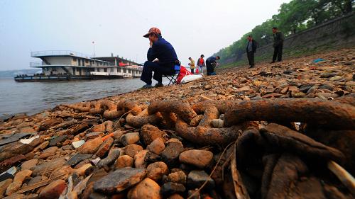 長沙市民在枯水的湘江沿岸垂釣(4月22日攝)。新華社記者 龍弘濤 攝