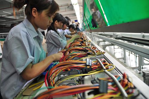 6月1日,在廣西欽州市一家電子科技公司,工人在生產(chǎn)電腦零配件。新華社發(fā)(陸波岸 攝)