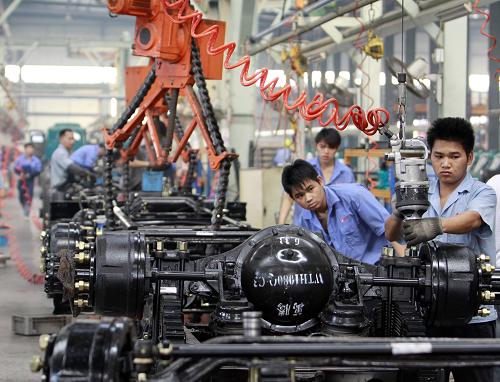 6月1日,在廣西欽州市一家機(jī)械制造企業(yè),工人在組裝汽車部件。新華社發(fā)(陳義才 攝)