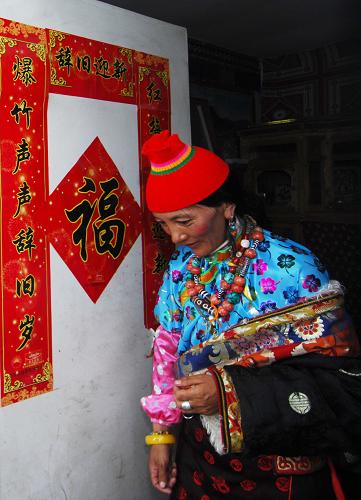 8月4日,從黃河鄉(xiāng)移民到瑪查理移民村的村民德日江措走出房門。新華社記者 吳光于 攝
