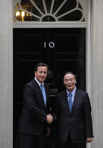 9月8日,英國(guó)首相卡梅倫在倫敦唐寧街10號(hào)門(mén)口迎接來(lái)訪(fǎng)的中國(guó)國(guó)務(wù)院副總理王岐山。王岐山于9月7日至10日訪(fǎng)問(wèn)英國(guó),并于9月8日與英國(guó)財(cái)政大臣奧斯本共同主持第四次中英經(jīng)濟(jì)財(cái)金對(duì)話(huà)。新華社記者 曾毅 攝