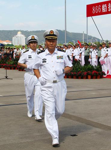 9月16日,海上指揮員、海軍東海艦隊(duì)副司令員邱延鵬少將(前)請(qǐng)示完畢登艦起航。新華社記者 查春明 攝