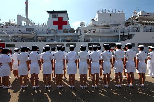 9月16日,海軍女兵在舟山碼頭歡送“和平方舟”醫(yī)院船。新華社發(fā)(張標(biāo)攝)