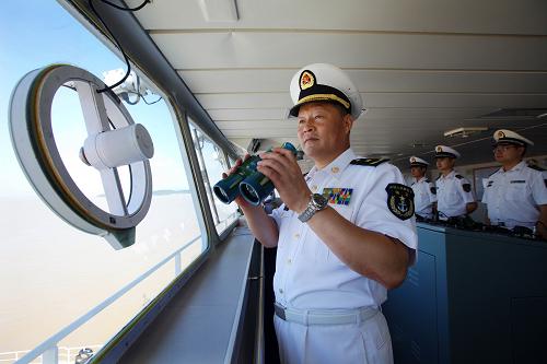 9月16日,海上指揮員、海軍東海艦隊(duì)副司令員邱延鵬少將在駕駛室指揮出航。新華社記者 查春明 攝