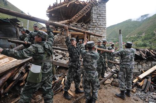 9月19日,駐藏某部官兵幫助亞東縣受災(zāi)群眾清理廢墟。9月18日20時(shí)40分,印度錫金邦西北部發(fā)生6.8級(jí)強(qiáng)烈地震,波及我西藏亞東、崗巴、定結(jié)、康馬等地,造成重大人員和財(cái)產(chǎn)損失。災(zāi)情發(fā)生后,西藏軍區(qū)聞令出動(dòng),眾多官兵投入抗震救災(zāi)第一線,受到災(zāi)區(qū)群眾的高度贊揚(yáng)。新華社發(fā)