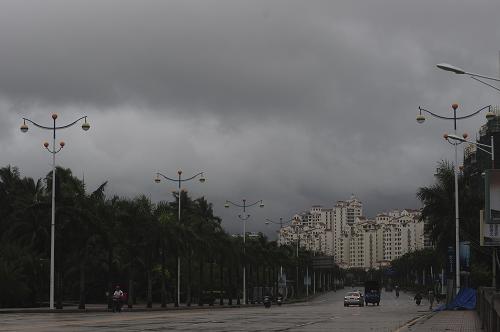 9月26日早晨,受熱帶風(fēng)暴“海棠”影響,海南省瓊海市上空烏云密布。今年第18號熱帶風(fēng)暴“海棠”9月25上午在南海海面生成,中心附近最大風(fēng)力8級,海南氣象臺預(yù)計“海棠”將以10-15公里的時速向西偏北方向移動,靠近海南南部海面。受海棠和弱冷空氣共同影響,海南各地普遍降下大到暴雨,海南省已啟動防臺風(fēng)IV級應(yīng)急響應(yīng)。截止至25日16時,海南全省27000多艘漁船已進(jìn)港避風(fēng)。新華社發(fā)(蒙鐘德 攝)