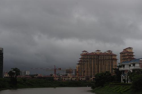 9月26日早晨,受熱帶風(fēng)暴“海棠”影響,海南省瓊海市上空烏云密布。 新華社發(fā)(蒙鐘德 攝)