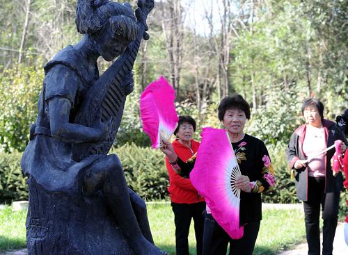 西集鎮(zhèn)居民在文化站的廣場(chǎng)上扭秧歌(9月23日攝)。新華社記者 王松 攝