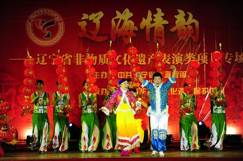9月25日,演員在展演現(xiàn)場表演節(jié)目。當(dāng)日,“遼海情韻”遼寧省非物質(zhì)文化遺產(chǎn)表演類項(xiàng)目專場展演在沈陽市府廣場拉開序幕。展演包括11個(gè)項(xiàng)目,有近200人參加。內(nèi)容涉及傳統(tǒng)戲劇、舞蹈、音樂、曲藝等類別,不僅匯聚了韓派評(píng)劇等高雅藝術(shù),也迎來了撫順地秧歌等原生態(tài)的民間隊(duì)伍。這是遼寧省非物質(zhì)文化遺產(chǎn)表演類項(xiàng)目首次得以集中展示。新華社發(fā)(李雨澤 攝)