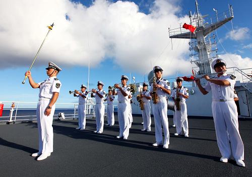 9月29日,中國海軍“和平方舟”號醫(yī)院船上官兵在太平洋上舉行升旗儀式。當(dāng)?shù)貢r間29日上午8時,正在遠(yuǎn)航出訪古巴等拉美4國的中國海軍“和平方舟”號醫(yī)院船舉行升旗儀式,喜迎新中國成立62周年。連日來,“和平方舟”號醫(yī)院船官兵還舉行了演講比賽、文藝晚會等豐富多彩的活動,在這塊“流動的國土”上向祖國致敬,祝福祖國永遠(yuǎn)昌盛富強。新華社記者 查春明 攝