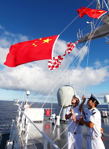 9月29日,中國海軍“和平方舟”號醫(yī)院船上官兵在太平洋上舉行升旗儀式。新華社記者 查春明 攝
