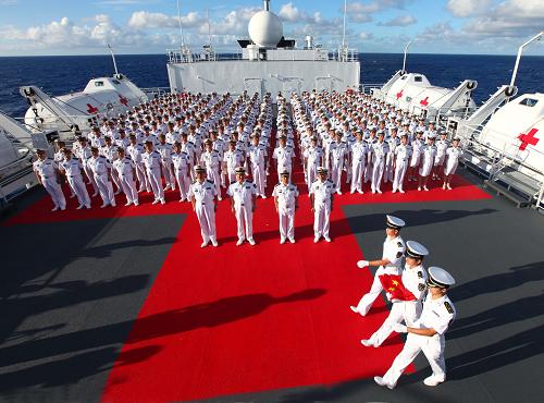 9月29日,中國海軍“和平方舟”號醫(yī)院船上官兵在太平洋上舉行升旗儀式。新華社記者 查春明 攝