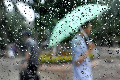 9月30日,文昌市民在小雨中行走。新華社記者 郭程 攝