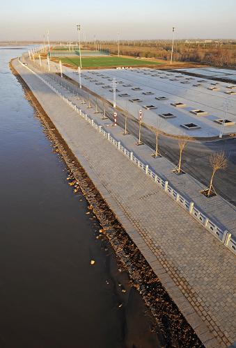 黃河寧夏吳忠段新建成的標(biāo)準(zhǔn)化堤防(11月22日攝)。2008年以來,寧夏通過建設(shè)402公里黃河標(biāo)準(zhǔn)化堤防,使兩岸135萬畝農(nóng)田、76萬人的生命財(cái)產(chǎn)安全得到保障。并結(jié)合黃河標(biāo)準(zhǔn)化堤防建設(shè)工程,賦予堤防生態(tài)、景觀的特色,實(shí)現(xiàn)了防洪與生態(tài)相結(jié)合的治水新模式。新華社記者 王鵬 攝