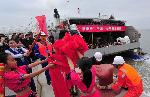 11月30日,工作人員在澳前客滾碼頭上舉行儀式,為“海峽號(hào)”穿浪型高速客滾船解開(kāi)纜繩。新華社記者 魏培全 攝