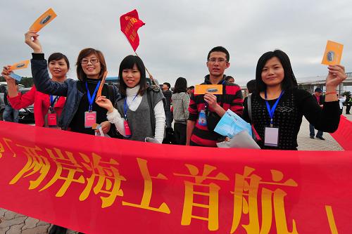 11月30日,參加首航的旅客展示具有紀(jì)念意義的首航船票。新華社記者 魏培全 攝