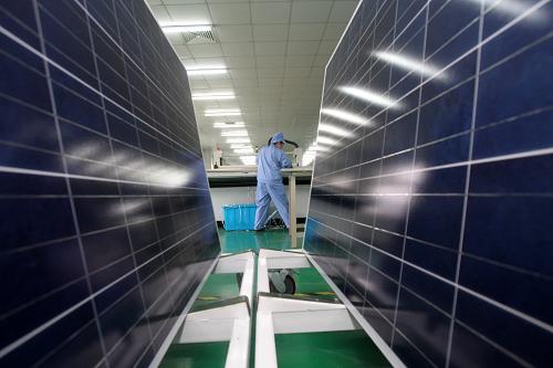 江蘇南通歐貝黎新能源科技股份有限公司工作人員在太陽能電池組件車間忙碌(11月18日攝)。14家中國主要光伏生產(chǎn)企業(yè)11月29日在北京召開發(fā)布會,堅決否認美國國內(nèi)產(chǎn)業(yè)日前對中國光伏產(chǎn)品發(fā)起的反傾銷、反補貼調(diào)查中的相關指控,呼吁美方在調(diào)查過程中秉持法的精神和公正的態(tài)度,摒棄政治和情緒因素干擾。新華社發(fā)(許叢軍 攝)