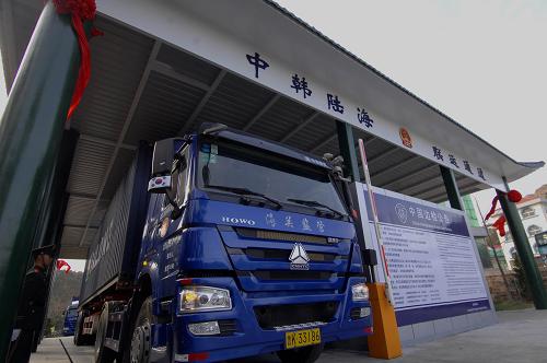 11月30日,在榮成市龍眼港,貨車通過中韓陸海聯(lián)運(yùn)通道。當(dāng)日,在山東省威海榮成市,中韓陸海聯(lián)運(yùn)汽車貨物運(yùn)輸龍眼和石島通道正式開通。至此,威海市已開通威海港、龍眼港和石島港三個(gè)中韓陸海聯(lián)運(yùn)口岸,這將進(jìn)一步促進(jìn)中韓經(jīng)貿(mào)往來,推動(dòng)山東半島藍(lán)色經(jīng)濟(jì)區(qū)建設(shè)。新華社記者 郭緒雷 攝