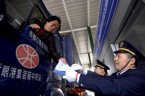 11月30日,工作人員對通關(guān)貨車進(jìn)行檢查。新華社記者 郭緒雷 攝