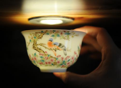 這是12月21日拍攝的“誠(chéng)德軒”制作好的茶具。新華社記者 周科 攝