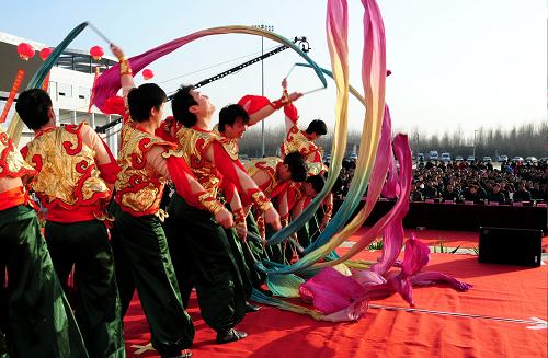 12月22日,中國歌劇舞劇院的演員在山東省臨沂市郯城縣文體中心演出現(xiàn)場為群眾表演舞蹈。當(dāng)日,全國“三下鄉(xiāng)”送文化到基層活動來到沂蒙老區(qū)山東省臨沂市郯城縣,中國歌劇舞劇院的藝術(shù)家們?yōu)楫?dāng)?shù)厝罕姳硌萘司实奈乃嚬?jié)目,受到老區(qū)人民的熱烈歡迎。據(jù)了解,演員們還將深入臨沂市的費(fèi)縣、蒙陰、莒南等地鄉(xiāng)村、校園及企業(yè)慰問演出。新華社發(fā)(房德華 攝)