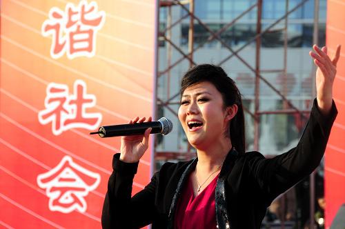 12月22日,中國歌劇舞劇院的演員曹雪在山東省臨沂市郯城縣文體中心演出現(xiàn)場為觀眾演唱。 新華社發(fā)(房德華 攝)
