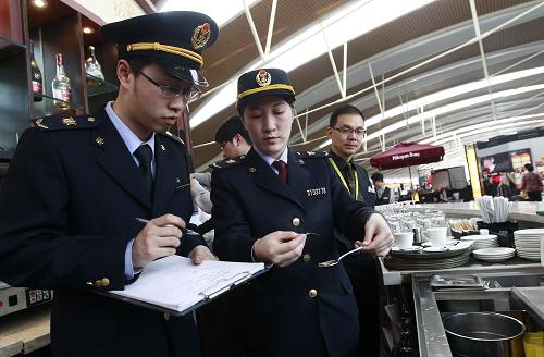 4月28日,上海出入境檢驗(yàn)檢疫局的執(zhí)法人員在浦東機(jī)場(chǎng)的一家餐飲店內(nèi)檢測(cè)餐具消毒液的濃度。“五一”小長(zhǎng)假期間,上海出入境檢驗(yàn)檢疫局對(duì)浦東機(jī)場(chǎng)和虹橋機(jī)場(chǎng)的食品加工企業(yè)、食品零售和餐飲門店提高臨時(shí)檢查頻次,實(shí)行每日抽檢,全力保障節(jié)日期間機(jī)場(chǎng)口岸內(nèi)的食品安全。新華社記者 裴鑫 攝