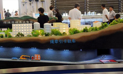 5月18日,在河北省廊坊市國(guó)際會(huì)展中心,客商了解裝備制造新產(chǎn)品。新華社記者 鞏志宏 攝