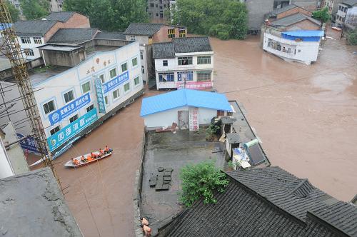 7月4日,消防官兵在四川省南充市蘆溪鎮(zhèn)搜救群眾。新華社發(fā)(肖洪環(huán) 攝)