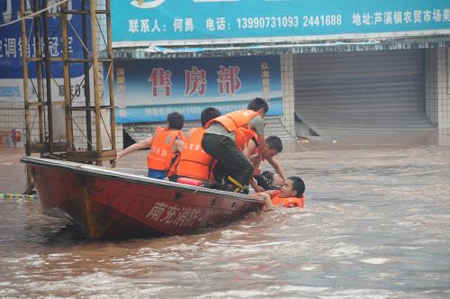 7月4日,消防官兵在四川省南充市蘆溪鎮(zhèn)營(yíng)救被洪水圍困的群眾。新華社發(fā)(肖洪環(huán) 攝)