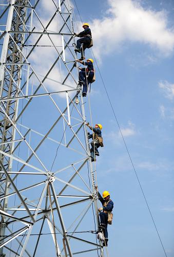 7月4日,在安徽省池州市里山鄉(xiāng)的220千伏楓觀線工地,安徽送變電工程公司的施工人員登塔作業(yè)。當(dāng)日,安徽省池州市最高氣溫達(dá)到37攝氏度。800余名安徽送變電工程公司的施工人員頭頂烈日,堅(jiān)守在池州220千伏楓嶺變電站至220千伏觀牛變電站輸電線路工程的各個施工點(diǎn)上,保證工程按期完成。公司為工人減少2小時日工作時間,并安排工作人員送來西瓜、礦泉水等解暑水果、飲料,幫助工人解暑降溫。新華社發(fā)(鄭賢列 攝)