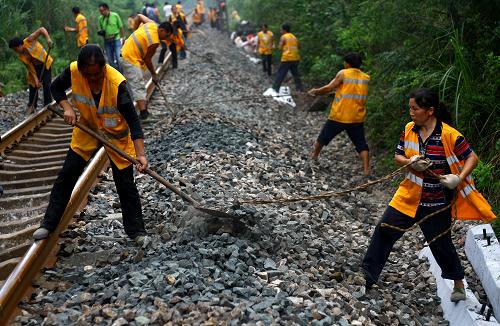 7月11日,成都鐵路局成都工務(wù)機(jī)械段施工人員在成渝鐵路雙鳳驛至椑木鎮(zhèn)區(qū)間進(jìn)行扒砟作業(yè)。目前,成都鐵路局對建成于1952年的成渝鐵路全線進(jìn)行換砟換軌換岔大修施工,預(yù)計今年年底完工。屆時成渝鐵路將實現(xiàn)全線無縫線路,列車車輪與鋼軌撞擊的聲響和震動將非常小,列車運(yùn)行更加平穩(wěn)。成渝鐵路西起成都,東抵重慶,全長505公里,是中國西南地區(qū)第一條鐵路干線。新華社發(fā)(薛玉斌 攝)