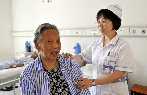 7月11日,在河北省欒城縣人民醫(yī)院,一名護(hù)士在護(hù)理74歲的患者雙多子。從今年6月起,欒城縣醫(yī)院實(shí)行藥品零差率銷售并降低大型設(shè)施檢查費(fèi)用,虧損部分由提高醫(yī)療服務(wù)收費(fèi)、政府補(bǔ)貼和醫(yī)院自行消化來彌補(bǔ)。2012年,在已有醫(yī)改投入的基礎(chǔ)上,河北省級(jí)財(cái)政再追加6.5億元,統(tǒng)籌推進(jìn)縣、鄉(xiāng)、村三級(jí)醫(yī)改,通過抓好縣級(jí)公立醫(yī)院改革、鄉(xiāng)鎮(zhèn)及社區(qū)醫(yī)療機(jī)構(gòu)運(yùn)行新機(jī)制的鞏固和全面實(shí)施村衛(wèi)生室基本藥物制度及配套改革,全面提升縣域服務(wù)能力。新華社記者 鞏志宏 攝