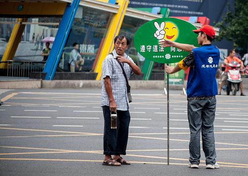 8月29日,一位志愿者在給路人指路。炎炎夏日,許多志愿者活躍在四川成都的街頭巷尾,他們耐著高溫濕熱的天氣,為市民游客答疑解惑、提供力所能及的幫助。這些志愿者成了蓉城夏日街頭的一道靚麗風(fēng)景。新華社發(fā)(李華梁 攝)
